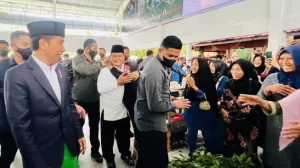 Diajak ke Pasar Lagi, Jokowi Tertawa Lihat Prabowo Dipeluk Emak-emak