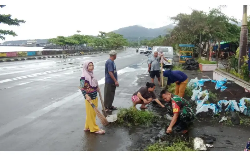 Babinsa Maasing dan Warga Bersihkan Saluran Air, Buang Sampah Pada Tempatnya Harus Jadi Gaya Hidup
