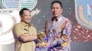 Bupati Franky Wongkar Terima Penghargaan UHC dari BPJS Kesehatan