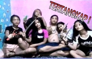 Kepada Para Remaja, Ingat! Foto Sambil Acungkan Senjata Tajam itu Nggak Keren