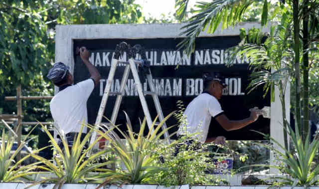 Puluhan Prajurit LANUDAL Manado Bersih-bersih dan Renovasi Makam Pahlawan Nasional