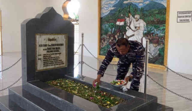 Puluhan Prajurit LANUDAL Manado Bersih-bersih dan Renovasi Makam Pahlawan Nasional