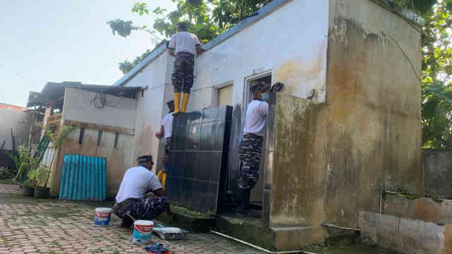 Puluhan Prajurit LANUDAL Manado Bersih-bersih dan Renovasi Makam Pahlawan Nasional