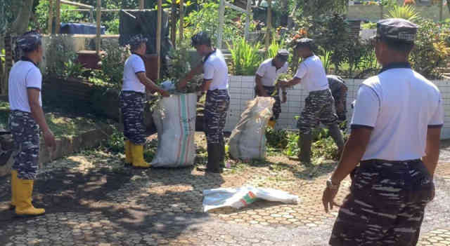 Puluhan Prajurit LANUDAL Manado Bersih-bersih dan Renovasi Makam Pahlawan Nasional