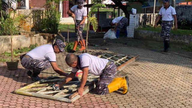 Puluhan Prajurit LANUDAL Manado Bersih-bersih dan Renovasi Makam Pahlawan Nasional