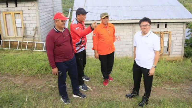 Andrei Angouw Tinjau Perbaikan Rumah Relokasi Pandu 11 Andrei Angouw Tinjau Perbaikan Rumah Relokasi Pandu