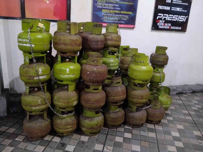 1 Pelaku Ditangkap, Polisi Buru Komplotan Pencuri Ratusan Tabung Gas 3 Kilogram di Manado 9 1 Pelaku Ditangkap, Polisi Buru Komplotan Pencuri Ratusan Tabung Gas 3 Kilogram di Manado