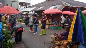 Harga Minyak Goreng Curah Naik, Pelanggan Pasar Pasar Beriman Wilken Tomohon Panik