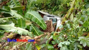 Mobil Pick Up Terbalik di Jalur Manado-Tomohon, Penumpang Selamat