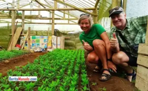 Dua Wisatawan Jerman Kunjungi SWAP Greenhouse Tomohon