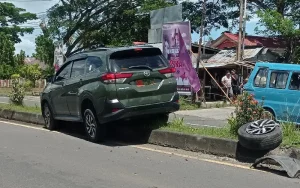 Mobil TNI Tabrak Pembatas di Jalan Trans Sulawesi
