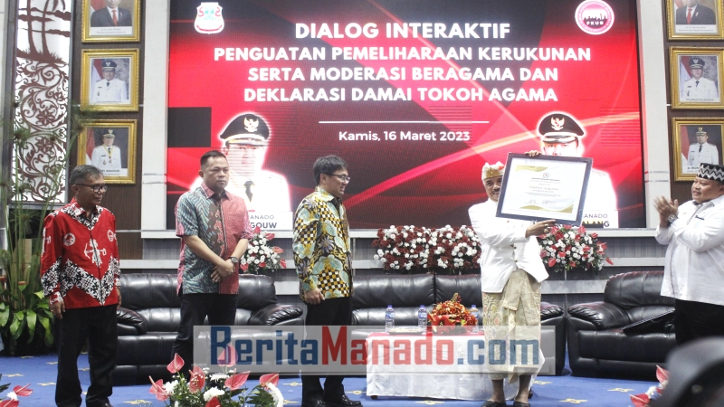 Andrei Angouw dan Richard Sualang Didaulat Sebagai Tokoh Kerukunan, Terima Harmony Award 10 Andrei Angouw dan Richard Sualang Didaulat Sebagai Tokoh Kerukunan, Terima Harmony Award