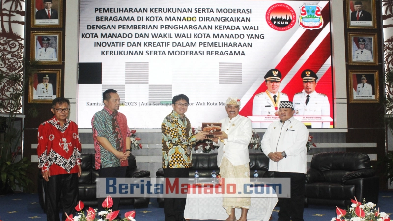 Andrei Angouw dan Richard Sualang Didaulat Sebagai Tokoh Kerukunan, Terima Harmony Award 11 Andrei Angouw dan Richard Sualang Didaulat Sebagai Tokoh Kerukunan, Terima Harmony Award