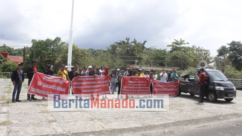 70 Warga Minahasa Utara Demo di Kantor DPRD Sulut