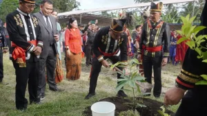 Maurits Mantiri – Hengky Honandar Tanam Pohon di Satu Abad Wanua Adat Duasudara Bitung