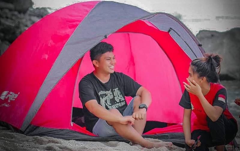 Camping di pasir putih Pantai Pulisan memang keren (Foto KPA Liupang).