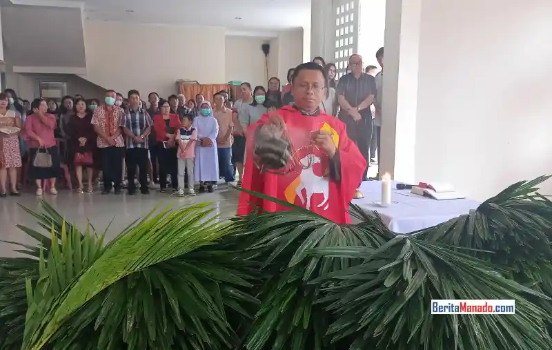 Pater Adam Ajak Umat Katolik Langowan Miliki Karakter Daun Palma