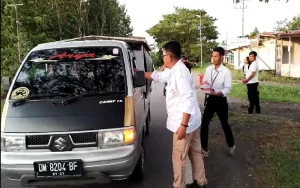 Takjil Gratis Dibagikan Kantor ATR/BPN Minsel dan PWI di Jalan Trans Sulawesi