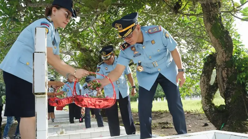 Hari Bhakti Pemasyarakatan, Ronald Lumbuun dan Jajaran Tabur Bunga di Taman Makam Pahlawan