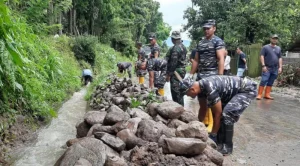 Letkol Laut Tatang Ristanto Kerahkan Prajurit Lanudal Manado Bantu Warga Terdampak Longsor di Minahasa Utara