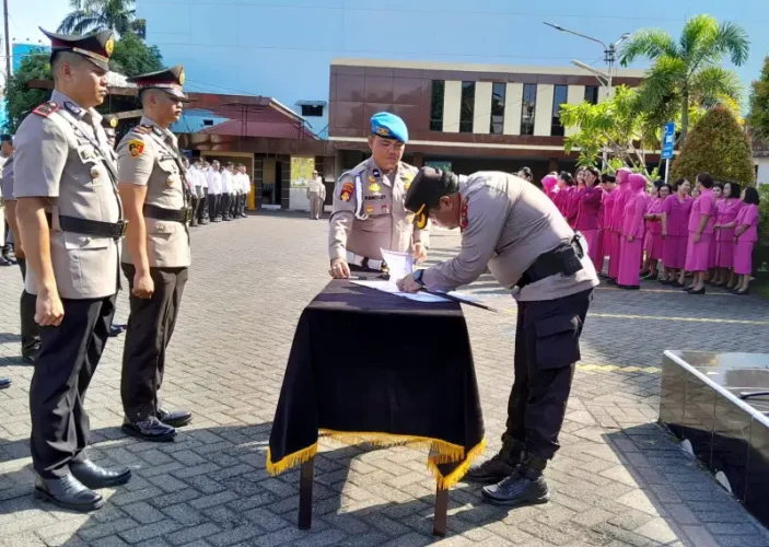 Lantik 1 Kasat dan 6 Kapolsek Baru, Kombes Pol Julianto Sirait: Bantu Saya Jaga Kota Manado