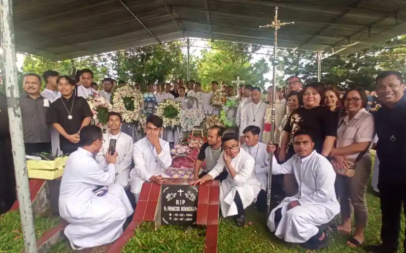 Maya Kainde Wakili Bupati Royke Roring Hadiri Ibadah Pemakaman Frater Benedictus Weleng MSC