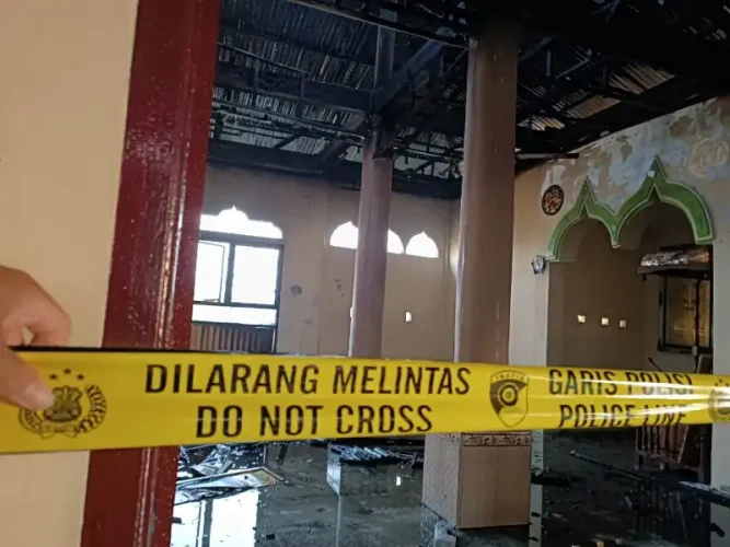 Diduga Akibat Kebocoran Gas, Api Lalap Masjid dan 1 Rumah di Manado