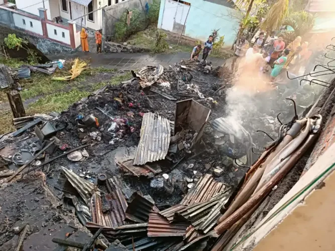 Diduga Akibat Kebocoran Gas, Api Lalap Masjid dan 1 Rumah di Manado
