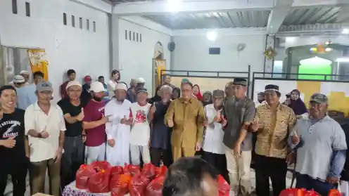 Bupati Royke Roring Kunjungi Desa Waleure, Bagikan 150 Paket Sembako