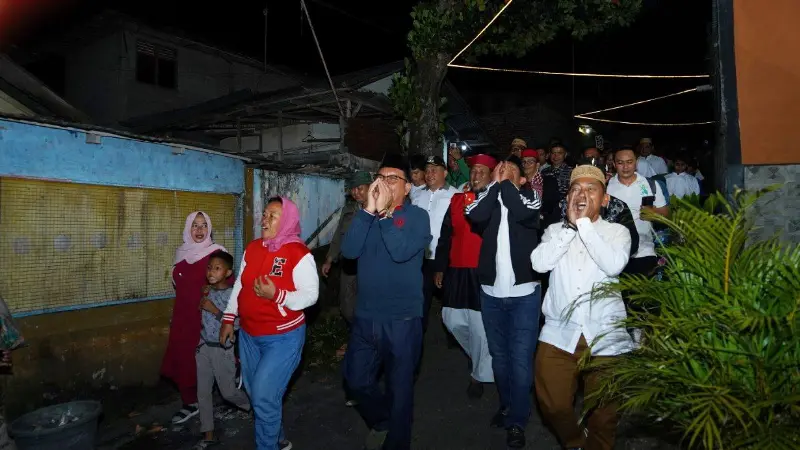 Wali Kota Bitung Keliling Bangunkan Warga Kakenturan Untuk Sahur