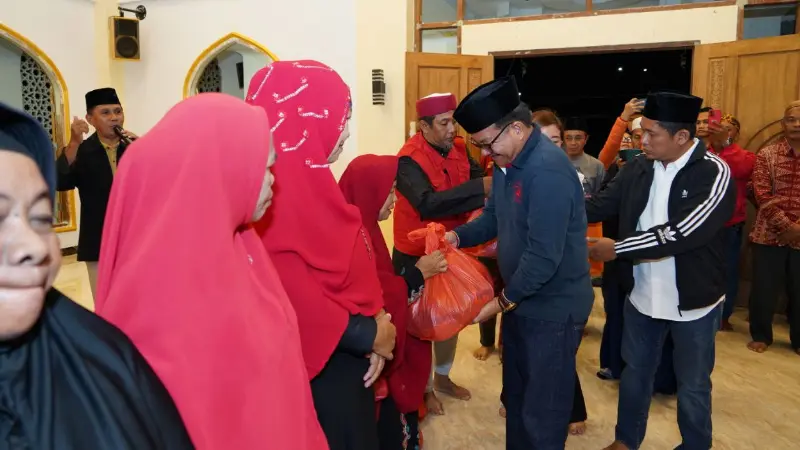 Wali Kota Bitung Keliling Bangunkan Warga Kakenturan Untuk Sahur