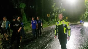 Lagi Satlantas Bitung “Tutup” Jalan 46 Karena Tumpahan Oli
