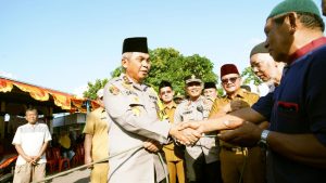 Kapolda Ikut Bagikan Daging Bersama Maurits – Hengky di Girian Bitung