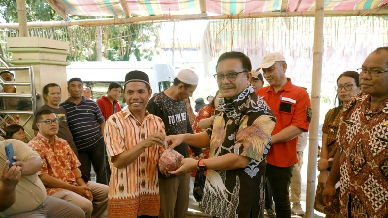 Program Bagi-bagi Daging Maurits Mantiri – Hengky Honandar Diapresiasi Umat Muslim di Bitung