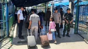 Pastikan Arus Mudik dan Balik Lancar, TNI-Polri di Bitung Kawal Penumpang KM Dorolonda