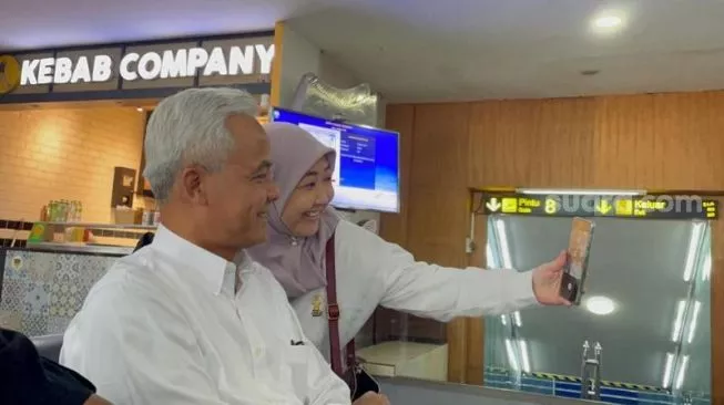 Si Rambut Putih Ganjar Pranowo Jadi Sasaran Swafoto Warga