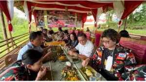 Gelar Temu Kangen, Kader Laskar Merah Putih dan Senator Maya Rumantir Makan Beralaskan Daun Pisang