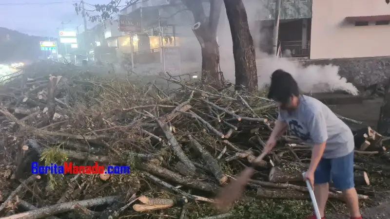 Usai Tebang Pohon, DLH Minut Biarkan Sampah Menumpuk Hingga Rugikan UMKM 9 Usai Tebang Pohon, DLH Minut Biarkan Sampah Menumpuk Hingga Rugikan UMKM
