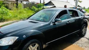 Mobil Presiden Jokowi Tersangkut Saat Lewat Jalan Rusak di Lampung