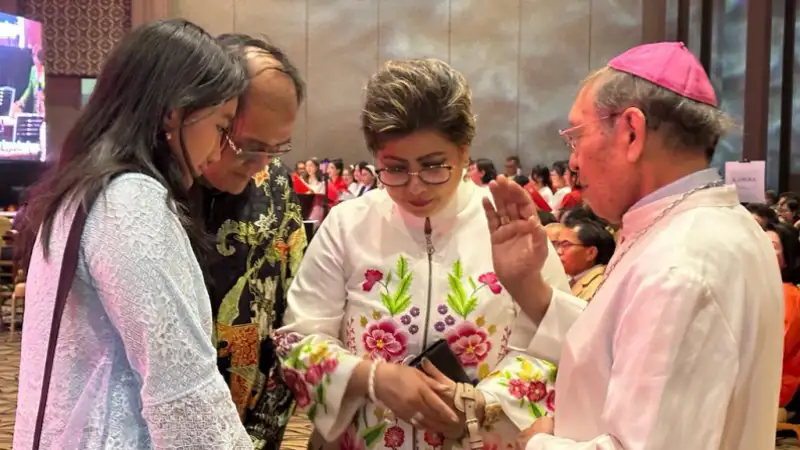Senator Maya Rumantir Dapat Berkat Uskup Petrus Turang di Acara Ini