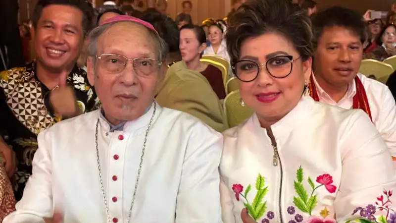 Senator Maya Rumantir Dapat Berkat Uskup Petrus Turang di Acara Ini