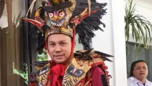 James Sumendap Daftarkan Bacaleg PDIP Mitra, Chris Rumansi Pakai Kostum Kabasaran