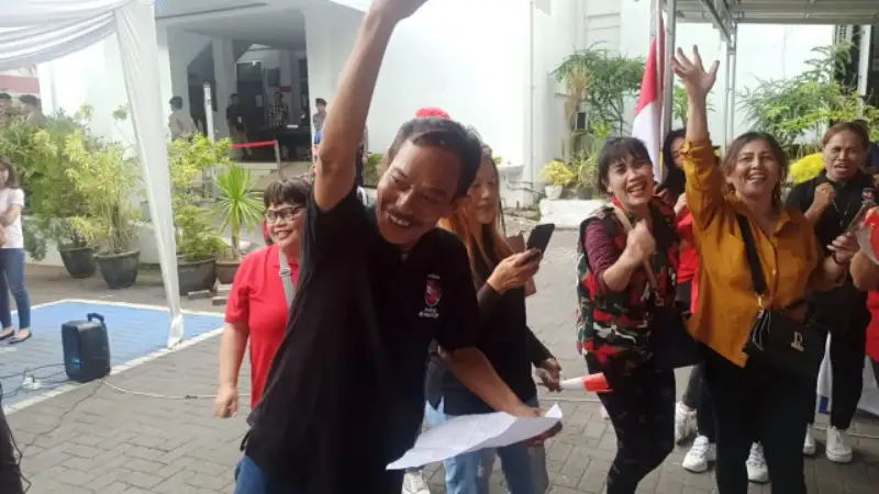 Daftar ke KPU Sulut, Maya Rumantir Disambut Musik Bambu dan Pendukung
