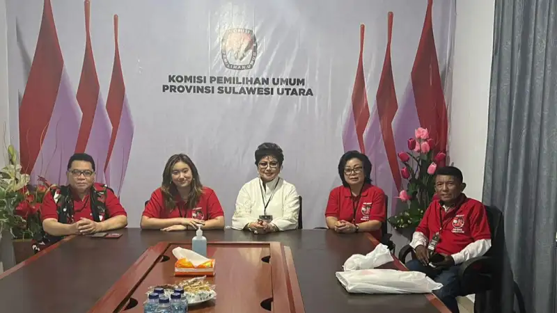 Daftar ke KPU Sulut, Maya Rumantir Disambut Musik Bambu dan Pendukung