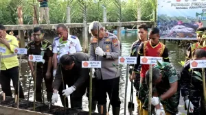 Wujud Sinergitas TNI – Polri di Sulawesi Utara Tanam 1.600 Pohon di Pesisir Pantai, Begini Pesan Kapolresta Manado