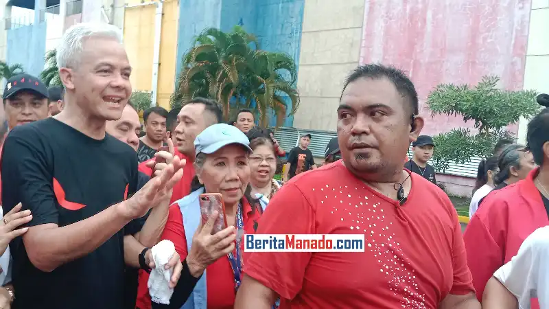 Ganjar Pranowo di Megamas Manado, Warga Berebutan Foto