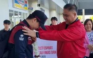 Marojahan Sambut Dengan Bangga dan Kalungkan Bunga ke Atlet E-Sport Sulut