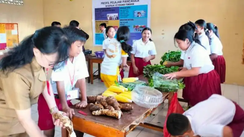 SD Katolik I Santo Yohanes Tomohon Diajari Buat Tinutuan dan Kue Cucur