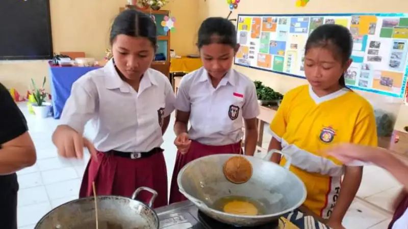 SD Katolik I Santo Yohanes Tomohon Diajari Buat Tinutuan dan Kue Cucur