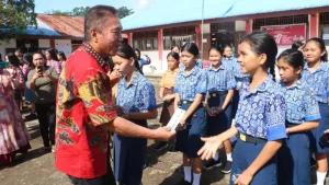 Bupati Franky Wongkar Kunjungi SMPN Tumpaan dan Kumelembuai